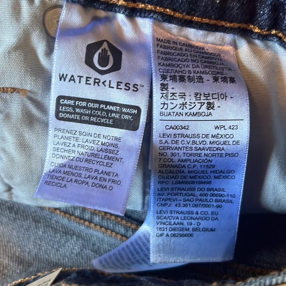Levi’s 501 Shorts - Picture 4 of 16